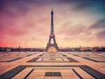 La Torre Eiffel al amanecer