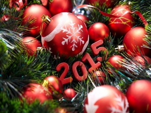 Postal: El Año Nuevo 2015 colgado del árbol de Navidad