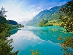 Un hermoso lago azul