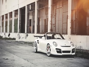 Porsche descapotable de color blanco