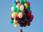 Viajando con grandes globos de colores
