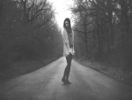 Mujer en una carretera solitaria