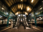 Escaleras mecánicas en una estación de tren
