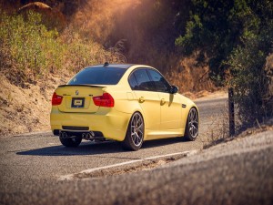 Un BMW amarillo