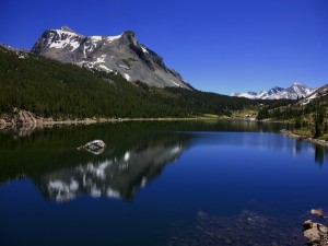 Postal: Bonito lago entre montañas