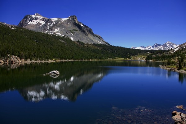 Bonito lago entre montañas