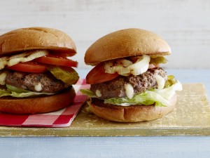Postal: Dos hamburguesas rellenas de queso