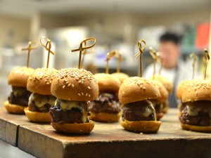 Postal: Preparando pequeñas hamburguesas con carne y queso