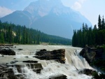 Río torrentoso en Alberta, Canadá