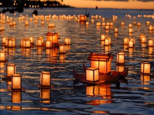 Ceremonia Floating Lanterns (Linternas flotantes)