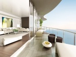 Sala de estar con balcón abierto y vistas al mar