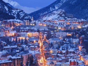 Ciudad cubierta de nieve en los alpes franceses