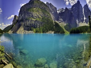 Postal: Bonito paisaje de lago y montañas