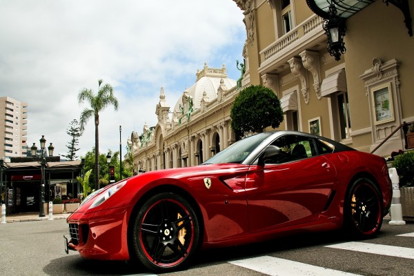 Ferrari rojo en la ciudad