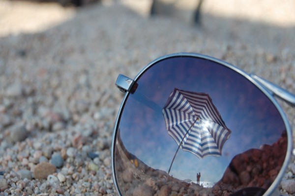 Playa reflejada en el cristal de unas gafas de sol