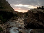 Río entre rocas visto al amanecer