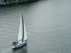 Un barco velero navegando