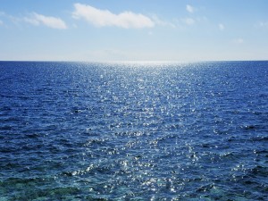 Postal: El sol iluminando el agua del mar