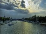 El río Sena fluyendo en París