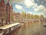 Río Ámstel en la ciudad de Ámsterdam