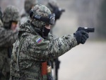 Soldado ruso apuntando con un arma
