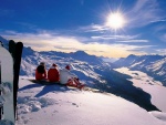 Esquiadores contemplando las montañas