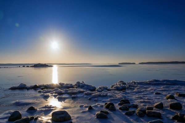Puesta de sol sobre la bahía congelada