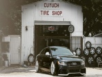 Audi negro con neumáticos nuevos