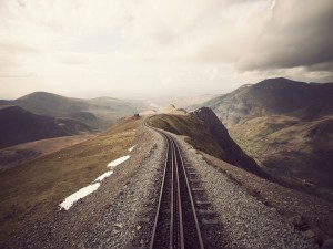 Postal: Vía ferroviaria en las montañas