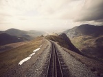 Vía ferroviaria en las montañas