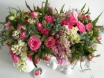 Un espléndido ramo con rosas, jacintos y narcisos