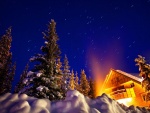 Casa bajo el cielo nocturno de invierno