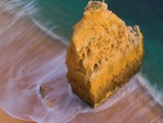 Gran roca en la playa