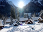El sol ilumina las casas cubiertas de nieve