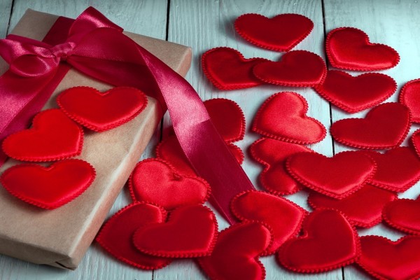 Corazones rojos y una caja de regalo para San Valentín