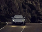 Lamborghini circulando por una carretera oscura