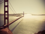 El sol brillando sobre el puente de San Francisco