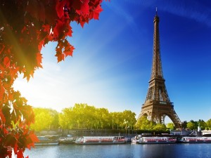 La Torre Eiffel junto al río Sena (París)