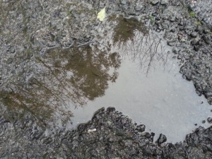 Charco de agua en el asfalto