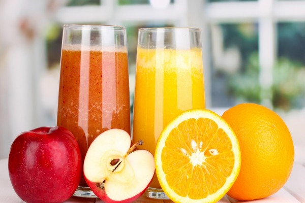Apetitosos jugos de naranja y manzana