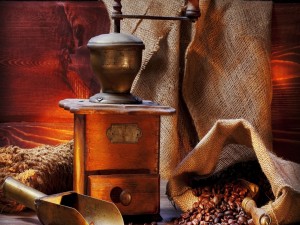 Postal: Molinillo y granos de café