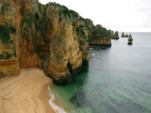 Postal: Playa escondida entre las rocas