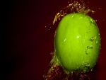 Salpicaduras de agua en una manzana verde
