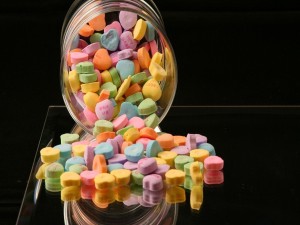 Postal: Caramelos de colores con forma de corazón