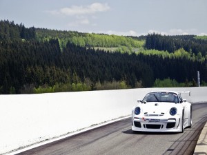 Postal: Un Porsche en una pista de carreras