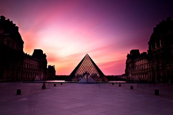 Un precioso cielo sobre el Louvre