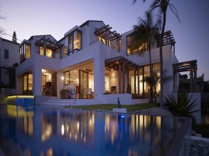 Postal: Increíble mansión iluminada con piscina