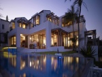 Increíble mansión iluminada con piscina