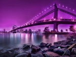 Cielo púrpura sobre un gran puente iluminado