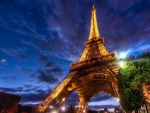 La Torre Eiffel iluminada al amanecer